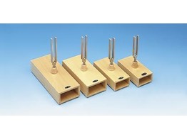 SET VAN 4 STEMVORKEN OP KLANKKAST
