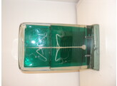 ZENUSTELSEL VAN DUIF IN STERK WATER